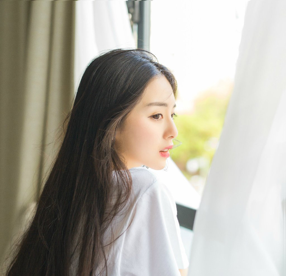 如果说生活是一种姿态，我宁愿选择冷漠;如果说对待一份感情，包括友情和亲情，我宁愿选择冷淡无情。可惜人总非草木，往往总在交叉处令你左右为难!人总喜欢在利益面前根根计较，总为利益去伤害彼此间的感情!这难道就是人生存的本能吗?人生就这么讽刺吗?你不找事，事找上你，会有水落石出的一天!也许这只是一场闹剧，因为我不相信它能凭空消失。人心怎么说呢?穷，会被瞧不起，会被亲情冷漠。富，身边的都是荣耀奉承。